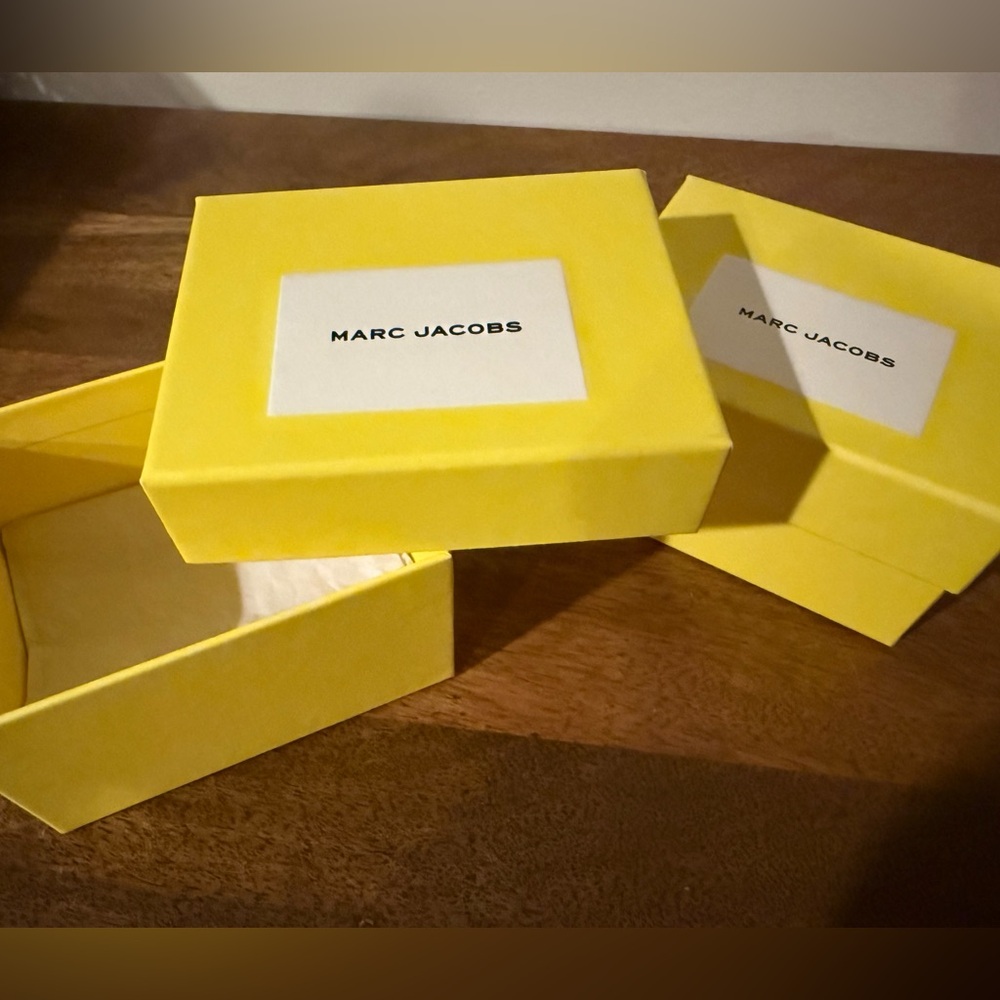 💛 SMALL Marc Jacobs small gift box. 3.75 x 3 in. Yellow with MJ label in white